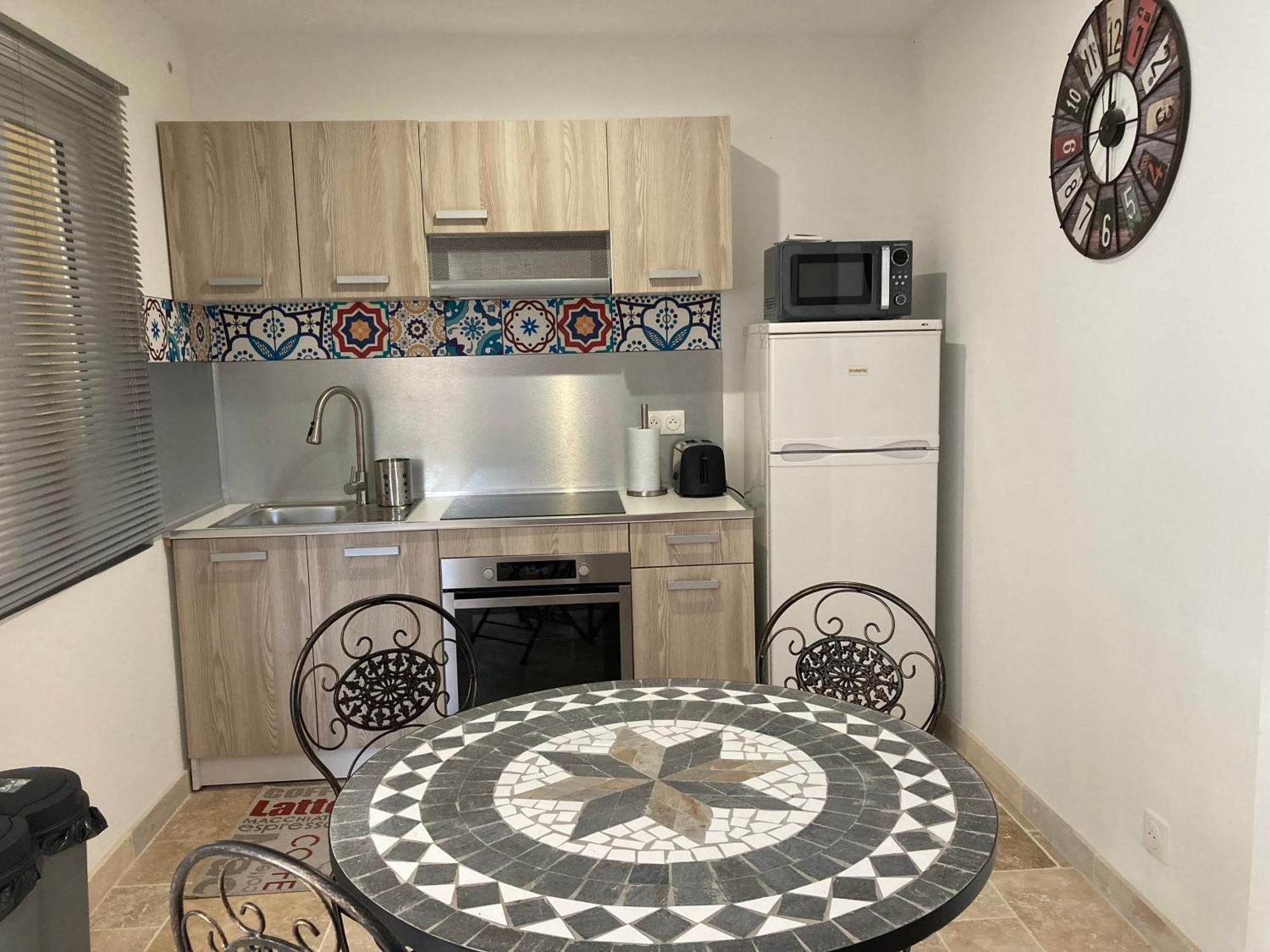 Le Studio D Aurelie Avec Spa Ete En Pleine Campagne Et Proche De Toute Commodite Roquemaure  Bagian luar foto