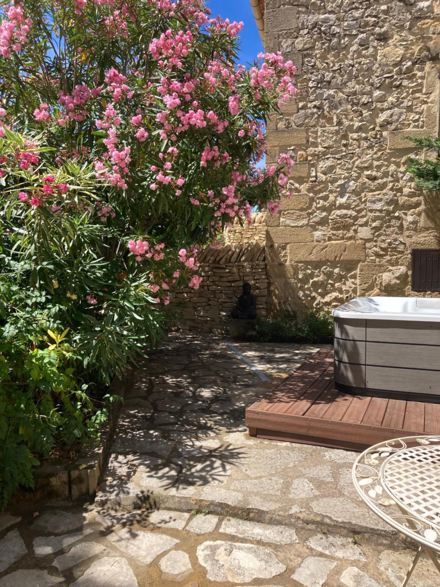 Le Studio D Aurelie Avec Spa Ete En Pleine Campagne Et Proche De Toute Commodite Roquemaure  Bagian luar foto