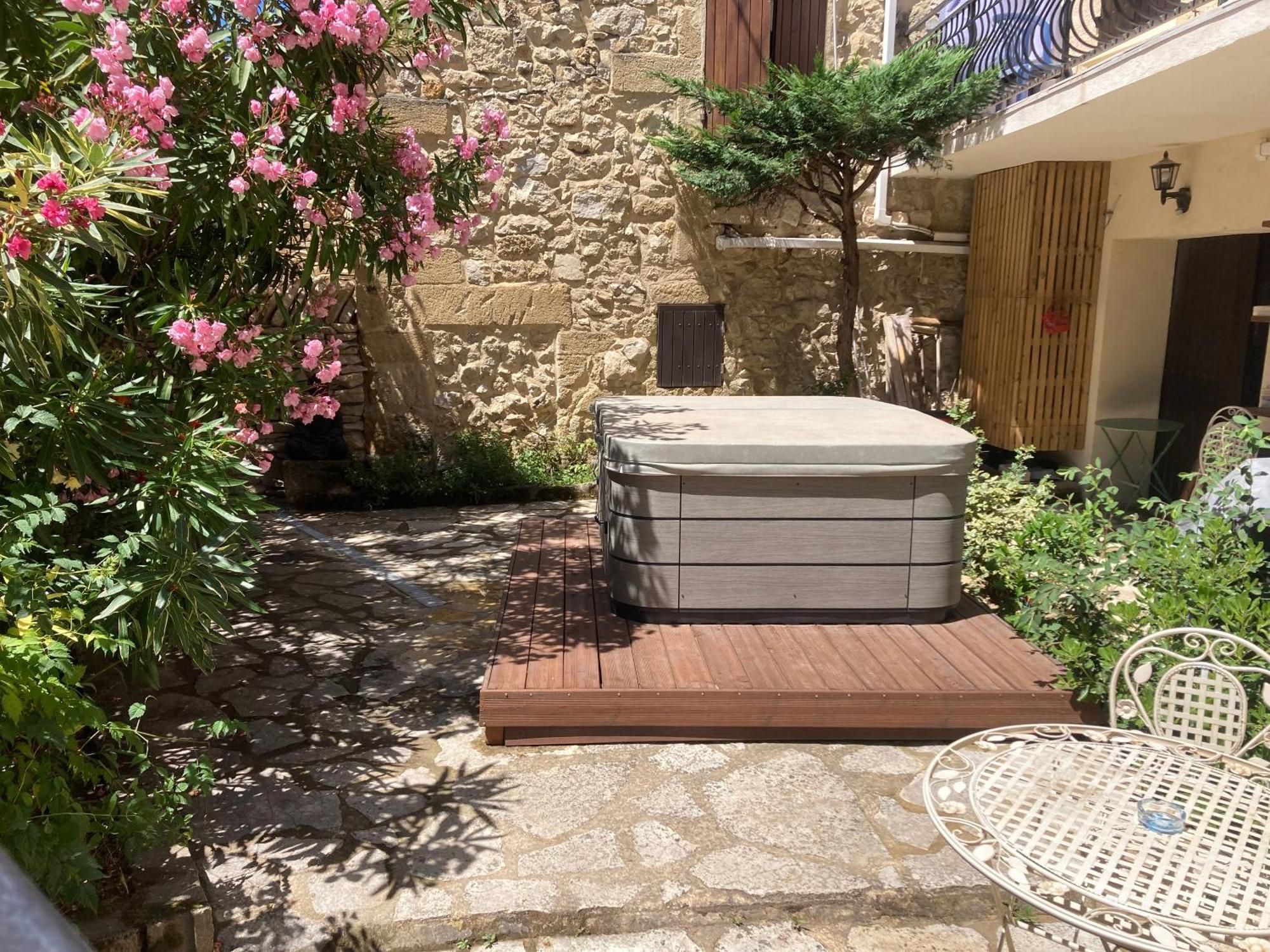 Le Studio D Aurelie Avec Spa Ete En Pleine Campagne Et Proche De Toute Commodite Roquemaure  Bagian luar foto