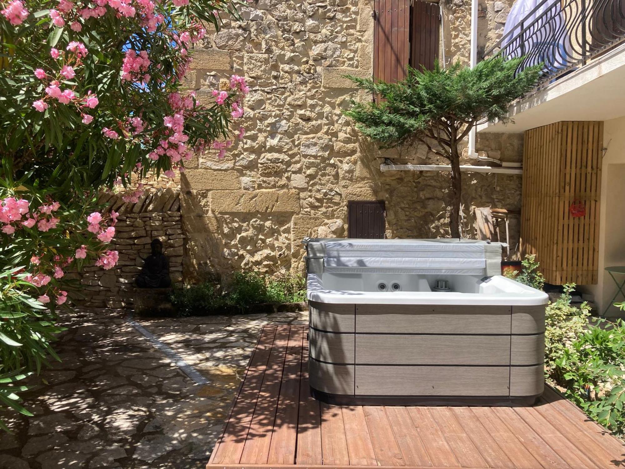 Le Studio D Aurelie Avec Spa Ete En Pleine Campagne Et Proche De Toute Commodite Roquemaure  Bagian luar foto