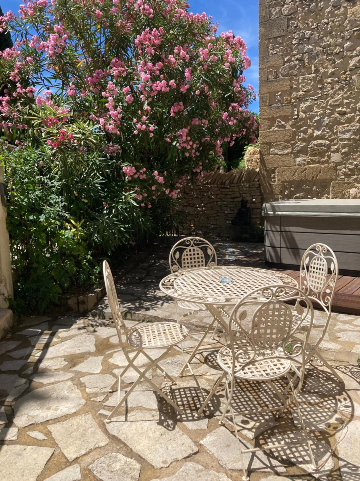 Le Studio D Aurelie Avec Spa Ete En Pleine Campagne Et Proche De Toute Commodite Roquemaure  Bagian luar foto